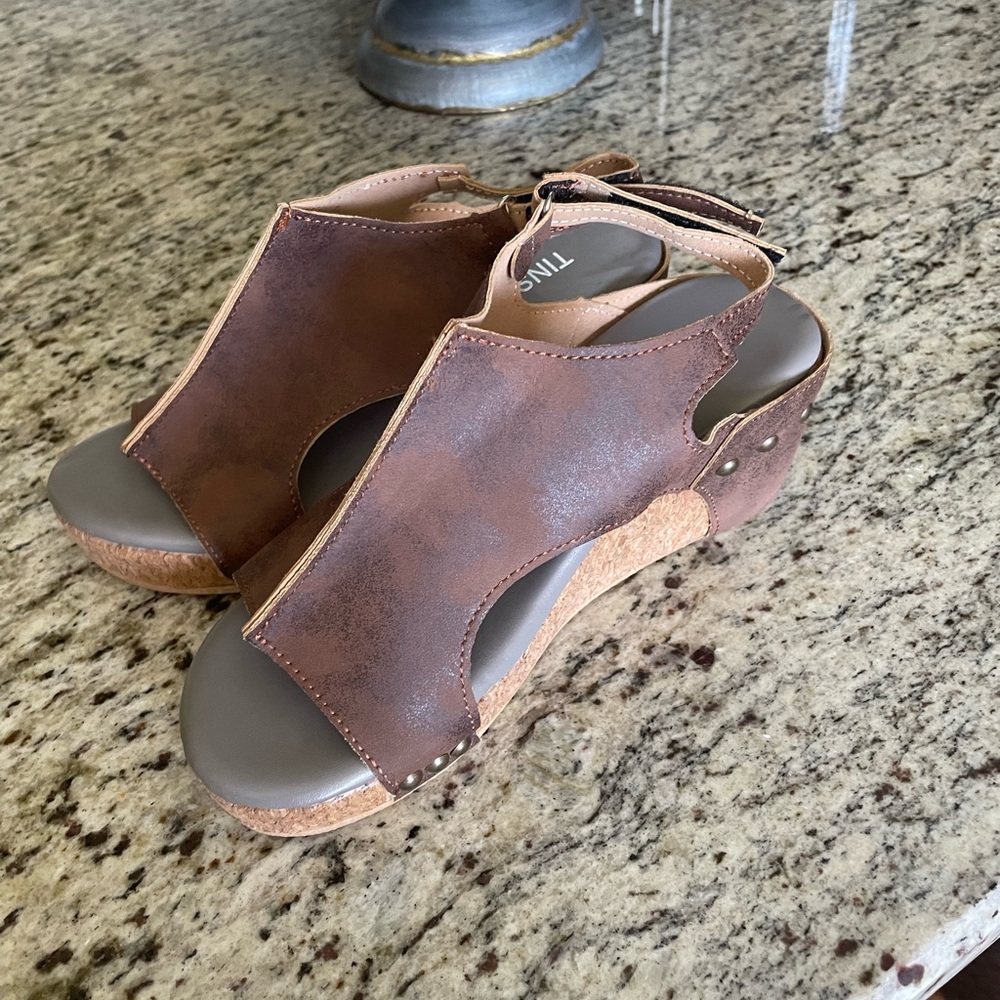 Nice sandles only worn 1 or 2 times maybe